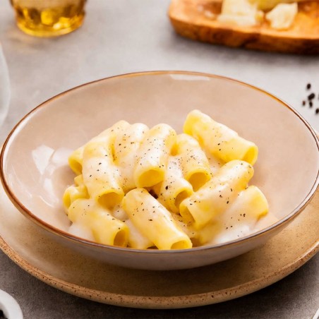 Pasta cacio e pepe nero