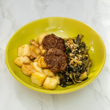 Mini Hamburger di manzo su crema di spinaci e noci, patate al forno e cicoria ripassata [Gluten Free]