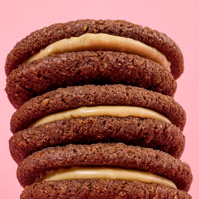  style="margin-left:30px;margin-top:50px;margin-bottom:50px;font-size:15px;">
<li style="list-style-image:url(&quot;https://miomeal.it/media/checknew.png&quot;);margin-bottom:1em;margin-right:40px;padding-left:10px;"><span style="font-family:Outfit, BlinkMacSystemFont, 'Segoe UI', Roboto, 'Helvetica Neue', Arial, 'Noto Sans', sans-serif;font-size:16px;background-color:#ffffff;">Ripieno di crema di arachidi</span></li>
<li style="list-style-image:url(&quot;https://miomeal.it/media/checknew.png&quot;);margin-bottom:1em;margin-right:40px;padding-left:10px;"><span style="font-family:Outfit, BlinkMacSystemFont, 'Segoe UI', Roboto, 'Helvetica Neue', Arial, 'Noto Sans', sans-serif;font-size:16px;background-color:#ffffff;">Snack vegano</span></li>
<li style="list-style-image:url(&quot;https://miomeal.it/media/checknew.png&quot;);margin-bottom:1em;margin-right:40px;padding-left:10px;">Alta fonte di fibre</li>
<li style="list-style-image:url(&quot;https://miomeal.it/media/checknew.png&quot;);margin-bottom:1em;margin-right:40px;padding-left:10px;">Perfetti per una pausa caffè</li>
<