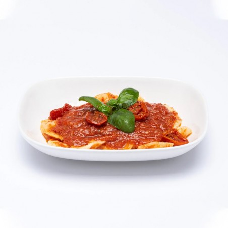 Orecchiette in salsa di pomodoro e pesto di basilico