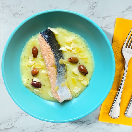 Salmone al vapore con crema di patate, prezzemolo, olive e mandorle