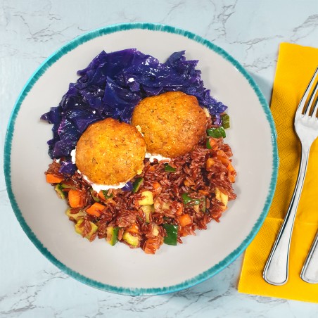 Hamburgerini di ceci, limone e zenzero con riso venere, zucchine e cavolo viola