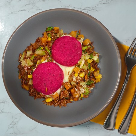 Burger di fagioli cannellini e barbe rosse con riso rosso, carotine e broccoli