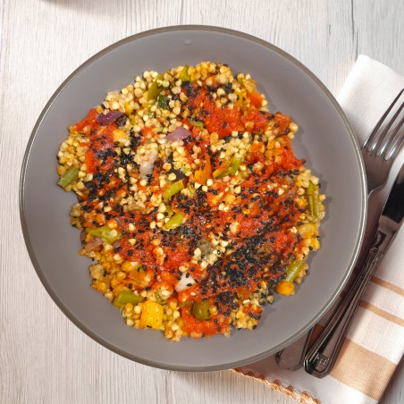 Bowl di grano saraceno con ceci in agrodolce, peperoni, melanzane, fagiolini e zucchine