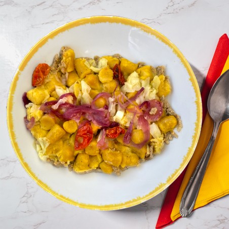 Gnocchi di zucca con crema di funghi, cavolo verza e pomodorini confit