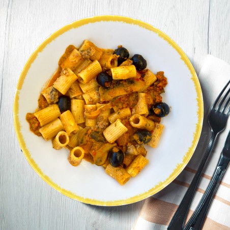 Maniche di semola con ragù di carne, funghi e olive nere