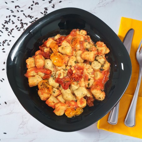 Gnocchi di castagne pomodorini confit e secchi e datterini gialli