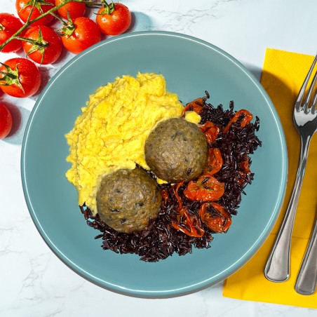 Polpette di melanzane con hummus di ceci, riso rosso e pomodorini confit