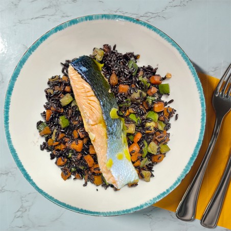 Salmone in sous vide con erbe e sesamo nero, riso nero carote e zucchine