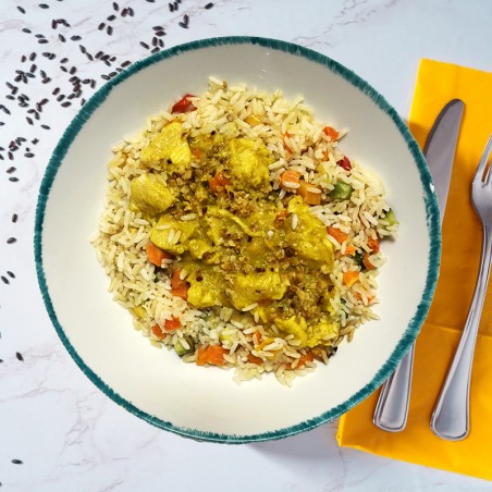 Bocconcini di pollo al curry con granella di nocciole, riso parboiled e verdure miste