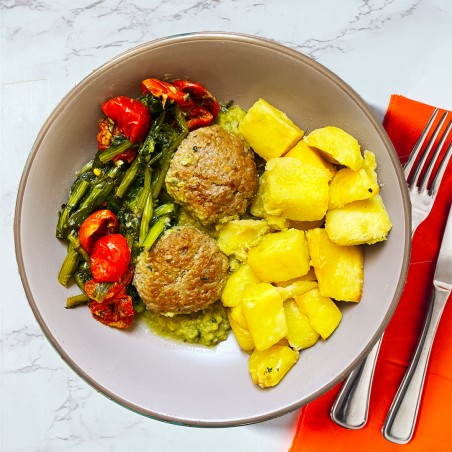Mini Hamburger di manzo su crema di spinaci e noci, patate al forno e cicoria ripassata