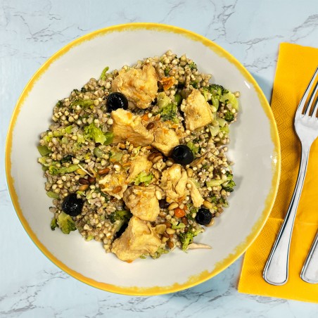 Bocconcini di pollo, grano saraceno, cime di broccolo, olive nere e pinoli