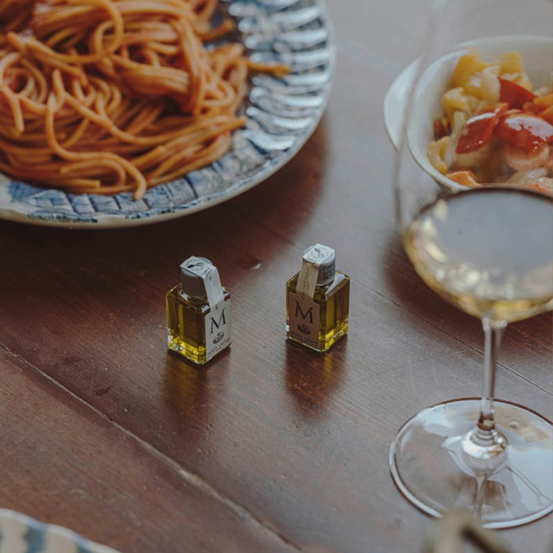 Per creare Il nostro “Oro liquido”, spiega Lorenzo Fasola CEO dell'azienda, le nostre olive vengono raccolte a mano quando le temperature sono più basse per preservarne tutte le caratteristiche organolettiche.