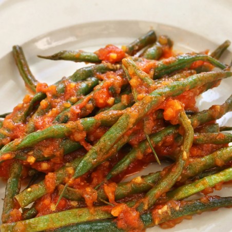 Fagiolini con salsa harissa e granella di nocciole tostate