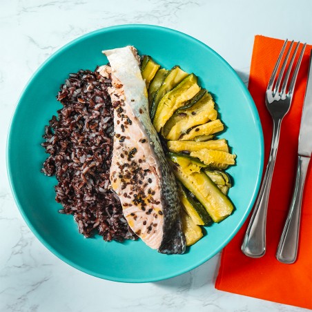 Salmone in sous vide con erbe e sesamo nero, riso venere e zucchine