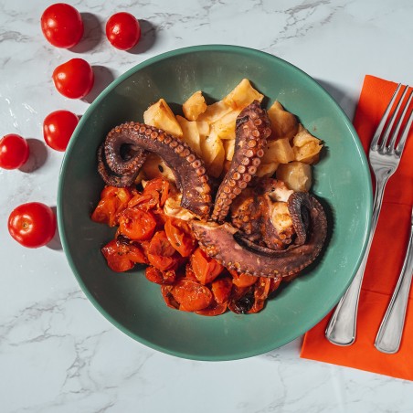 Polpo fresco grigliato, pomodorini confit e patate al forno