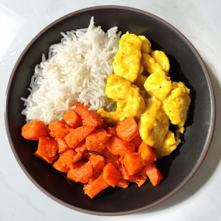Bocconcini di pollo al mild curry, riso basmati e zucca