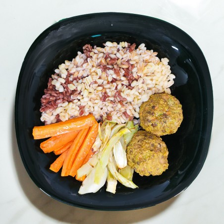 Polpette di lenticchie rosse, carote e finocchi al forno e mix di cereali