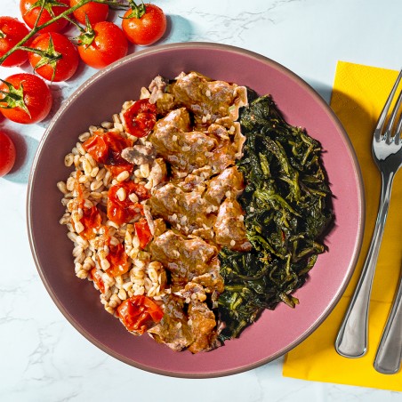 Spezzatino di manzo con nocciole, farro integrale con pomodorini e cicoria ripassata