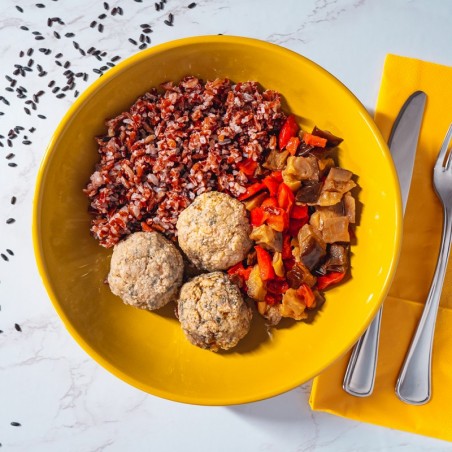 Polpette di pollo bieta e carote, riso rosso e caponatina