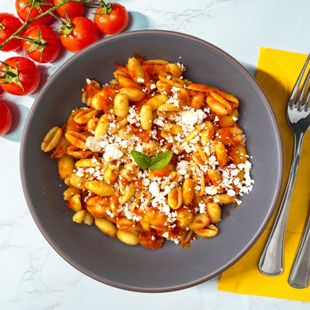 Gnocchetto sardo con polpa di pomodoro, ricotta mustia di pecora e basilico