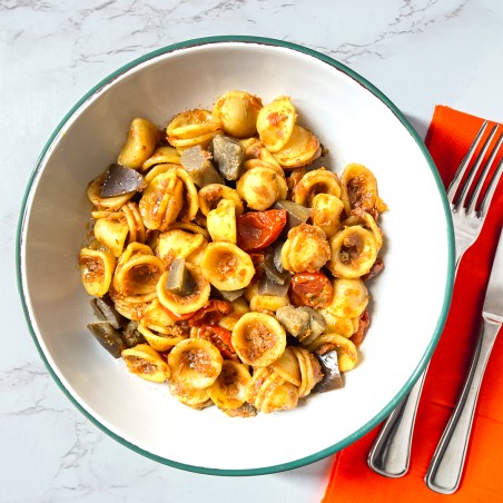Orecchiette al pesto di pomodori secchi, melanzane, pomodorini confit e capperi