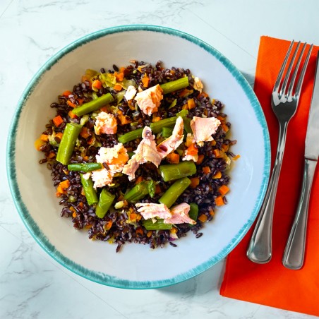 Riso nero integrale con petali di salmone, carote e asparagi