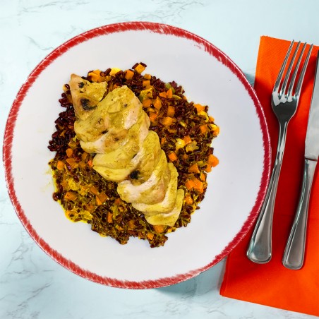 Pollo al curry con riso nero e verdure saltate