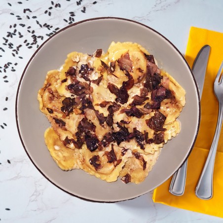Ravioli ripieni di zucca con granella di noci e radicchio rosso