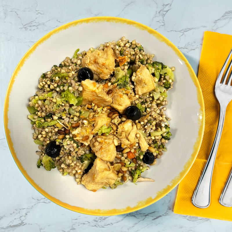 Bocconcini di pollo, grano saraceno, cime di broccolo, olive nere e pinoli