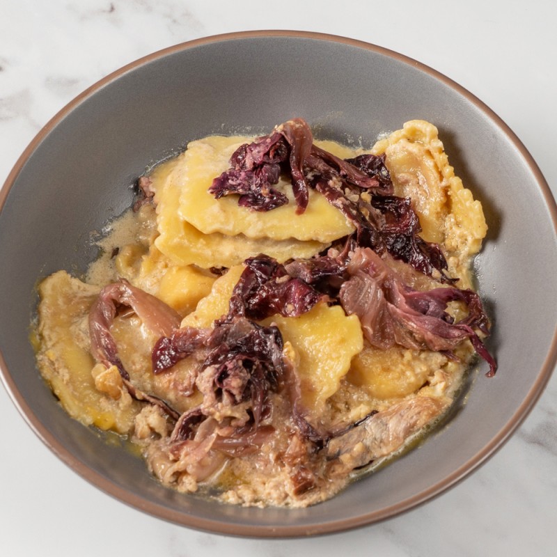 Un’ottima combinazione: l’amarognolo del radicchio con la dolcezza dei i ravioli ripieni di zucca, un primo piatto con sapori diversi che si bilanciano perfettamente a livello di gusto e di consistenze, grazie alla croccantezza delle noci!