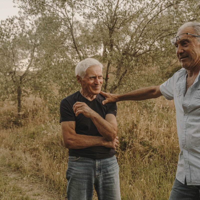 Per creare Il nostro “Oro liquido”, spiega Lorenzo Fasola CEO dell'azienda, le nostre olive vengono raccolte a mano quando le temperature sono più basse per preservarne tutte le caratteristiche organolettiche.