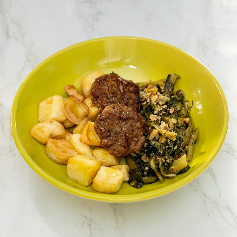 Mini Hamburger di manzo su crema di spinaci e noci, patate al forno e cicoria ripassata [Gluten Free]